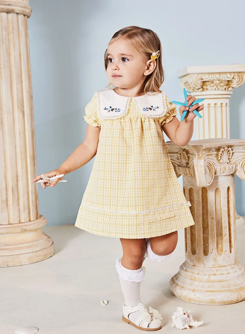 ديف اند بيلا فستان أصفر منقوش مع ياقة مربعة مطرزة